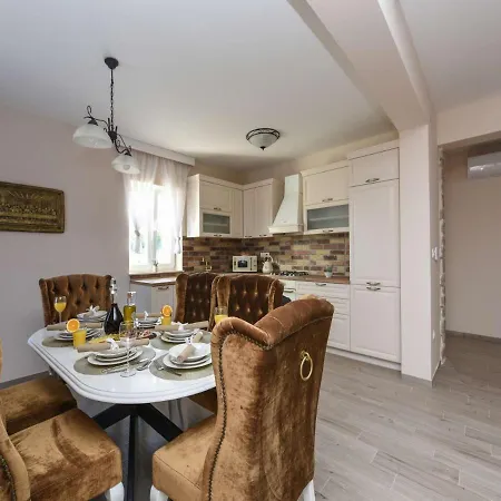 Luxury Stone Villa Imperia וילה
